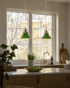 Mäster Ø15 Latón antiguo/verde lámpara de ventana De Lampan - La l&aacute;mpara de ventana M&auml;ster es una l&aacute;mpara atemporal y elegante que se integra a la perfecci&oacute;n tanto en hogares cl&aacute;sicos como modernos.