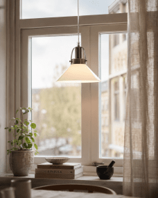 Mäster Ø20 Latón antiguo/blanco lámpara de ventana De Lampan - La l&aacute;mpara de ventana M&auml;ster es una l&aacute;mpara atemporal y elegante que se integra a la perfecci&oacute;n tanto en hogares cl&aacute;sicos como modernos.