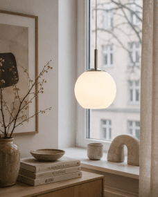 Globi Ø15 Cromo/blanco lámpara de ventana De Nordic Lighting - La l&aacute;mpara de ventana Globi es una l&aacute;mpara elegante y moderna que crea un ambiente c&aacute;lido y acogedor en cualquier habitaci&oacute;n.