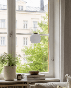 Globi Ø15 En blanco y negro lámpara de ventana De Nordic Lighting - La l&aacute;mpara de ventana Globi es una l&aacute;mpara elegante y moderna que crea un ambiente c&aacute;lido y acogedor en cualquier habitaci&oacute;n.