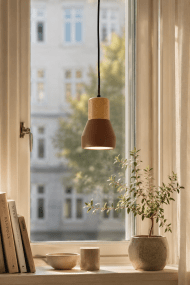 Pepe Ø13 Óxido lámpara de ventana De Nordic Lighting - La combinaci&oacute;n de madera y hormig&oacute;n le confiere un aspecto robusto pero c&aacute;lido, mientras que el acabado mate en &oacute;xido le aporta un toque sereno y actual.