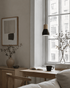 Pepe Ø13 Negro lámpara de ventana De Nordic Lighting - La combinaci&oacute;n de madera y hormig&oacute;n le confiere un aspecto robusto a la vez que c&aacute;lido, mientras que el acabado negro mate le aporta un toque sereno y actual.