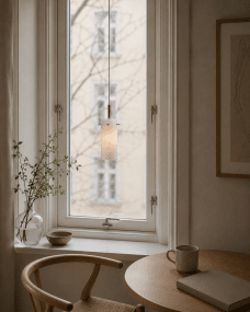 Cilinda Ø7 Latón/blanco lámpara de ventana De Nordic Lighting - El cristal blanco garantiza una hermosa distribuci&oacute;n de la luz y, en combinaci&oacute;n con los detalles de lat&oacute;n, se convierte en un elegante detalle interior.