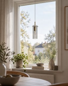 Cilinda Ø7 Latón/ahumado lámpara de ventana De Nordic Lighting - El cristal ahumado garantiza una hermosa distribuci&oacute;n de la luz y, en combinaci&oacute;n con los detalles de lat&oacute;n, se convierte en un elegante detalle interior.