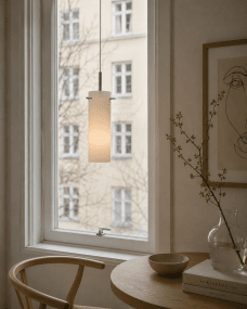 Cilinda Ø7 Cromo/blanco lámpara de ventana De Nordic Lighting - El cristal blanco garantiza una hermosa distribuci&oacute;n de la luz y, en combinaci&oacute;n con los detalles cromados, se convierte en un elegante detalle interior.