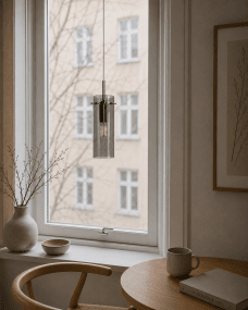 Cilinda Ø7 Cromado/ahumado lámpara de ventana De Nordic Lighting - El cristal ahumado garantiza una hermosa distribuci&oacute;n de la luz y, en combinaci&oacute;n con los detalles cromados, se convierte en un elegante detalle interior.