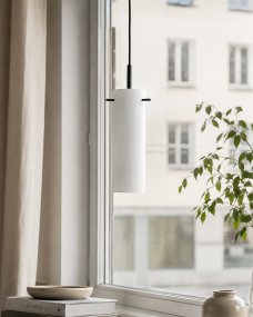 Cilinda Ø7 En blanco y negro lámpara de ventana De Nordic Lighting - El cristal blanco garantiza una hermosa distribuci&oacute;n de la luz y, en combinaci&oacute;n con el metal negro, se convierte en un elegante detalle interior.
