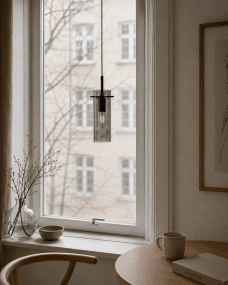 Cilinda Ø7 Negro/Ahumado lámpara de ventana De Nordic Lighting - El cristal ahumado garantiza una hermosa distribuci&oacute;n de la luz y, en combinaci&oacute;n con el metal negro, se convierte en un elegante detalle interior.