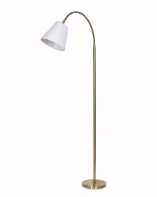 Uno Latón antiguo lámpara de pie De Lampan - Uno es una elegante l&aacute;mpara de pie de metal con un hermoso acabado en lat&oacute;n antiguo que crea un ambiente c&aacute;lido y cl&aacute;sico.