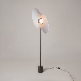 Evolution Blanco lámpara de pie De Maytoni - Evolution es una moderna l&aacute;mpara de pie LED con pantallas giratorias que permiten controlar tanto la forma como la direcci&oacute;n de la luz.