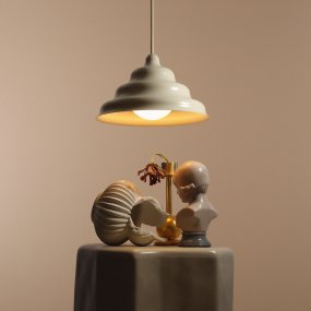 Wave Ø23 Blanco cremoso Lámpas de techo De Artera - La pantalla metálica ondulada en color blanco crema garantiza una hermosa distribución de la luz hacia abajo y, por lo tanto, es perfecta para colgarla sobre la mesa del comedor o la encimera de la cocina.