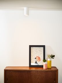 Gipsy Blanco De Lucide - Gipsy es un foco moderno y elegante que combina forma y funci&oacute;n en un estilo minimalista.