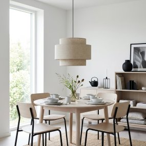 Hilma Ø55 Beige Lámpas de techo De Cottex - La tela beige crea un ambiente c&aacute;lido y acogedor, haciendo de Hilma una l&aacute;mpara vers&aacute;til y f&aacute;cil de combinar con otros muebles.
