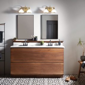 Ainsley 40cm Latón cepillado lámpara de baño De Elstead Lighting - Las pantallas de cristal opalino abovedado proporcionan una luz suave y agradable, que armoniza a la perfecci&oacute;n con el elegante acabado de lat&oacute;n cepillado.