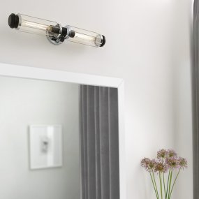 Masthead 60cm Cromo lámpara de baño De Elstead Lighting - Está equipado con dos cilindros de vidrio transparente que rodean las fuentes de luz y garantizan una distribución uniforme y agradable de la luz.