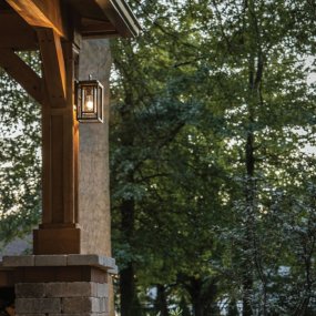 Republic 30cm Negro De Elstead Lighting - Republic es una l&aacute;mpara decorativa de fachada con un dise&ntilde;o moderno y un llamativo marco doble.