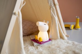 Peppa Pig First Light Blanco lámpara infantil De Mr Maria - El dise&ntilde;o de Peppa Pig proviene del mundo de cuentos de hadas de la peque&ntilde;a Greta Pig, una cerdita alegre a la que le encanta disfrazarse, jugar y, sobre todo, saltar en los charcos de barro.