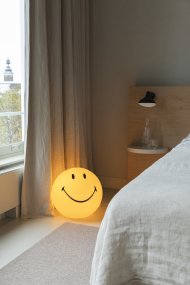 Smiley High Light Amarillo lámpara infantil De Mr Maria - Smiley ilumina la habitaci&oacute;n con un hermoso brillo c&aacute;lido y te sonr&iacute;e cuando ingresas a la habitaci&oacute;n.