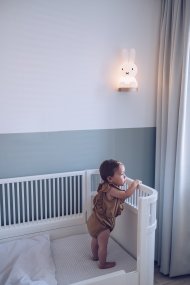 Miffy First Light Blanco lámpara infantil De Mr Maria - La lámpara Miffy ilumina cualquier habitación con alegría y amor y es una luz de noche perfecta para los niños.