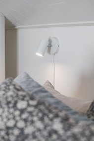 Marlina Blanco De Trio Lighting - El foco giratorio se puede orientar según sea necesario y la placa de pared mide 12 x 12 cm.