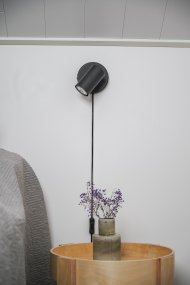 Marlina Negro De Trio Lighting - El foco giratorio se puede orientar según sea necesario y la placa de pared mide 12 x 12 cm.
