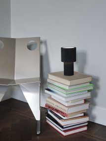 Iluma 22cm Negro portátil De Herstal - Ya sea disfrutando de ma&ntilde;anas tranquilas junto a la ventana o cenando en el balc&oacute;n, siempre est&aacute; al alcance y crea el ambiente perfecto.