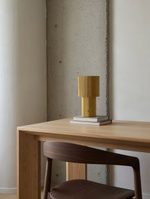 Iluma 22cm Oro portátil De Herstal - Ya sea disfrutando de ma&ntilde;anas tranquilas junto a la ventana o cenando en el balc&oacute;n, siempre est&aacute; al alcance y crea el ambiente perfecto.