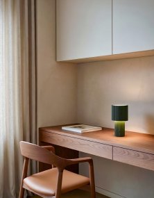 Iluma 22cm verde oliva portátil De Herstal - Ya sea disfrutando de ma&ntilde;anas tranquilas junto a la ventana o cenando en el balc&oacute;n, siempre est&aacute; al alcance y crea el ambiente perfecto.