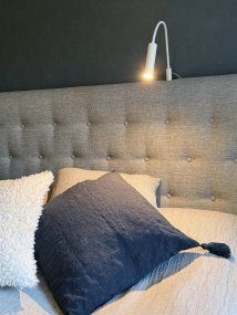Artic Flex Blanco lámpara de lectura De Aneta Lighting - Incorpora una fuente de luz LED con funci&oacute;n de atenuaci&oacute;n, f&aacute;cilmente accesible desde el cabezal.