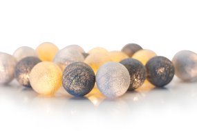 Irislights Greige 35-lights Grisáceo De Irislights - Esta guirnalda de luces Irislights presenta una sencilla paleta de colores con esferas artesanales en gris y beige, conocidas como "greige".