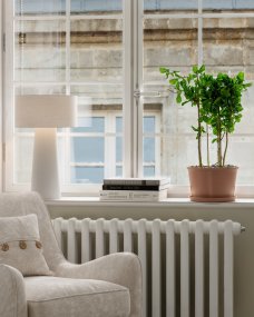 Linum 50cm Blanco De By Rydéns - El tejido de lino proporciona una luz c&aacute;lida y agradable, mientras que el parasol integrado garantiza una distribuci&oacute;n suave de la luz y crea un ambiente acogedor.