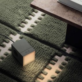 LAMP 1 - EU Verde De Avolt - La l&aacute;mpara est&aacute; fabricada en policarbonato y cuenta con una cubierta de vidrio esmerilado y texturizado que difunde la luz de forma suave y agradable.