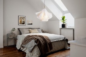 Juliette Ø75 Blanco De By Rydéns - Gracias a su forma &uacute;nica y sus elegantes detalles, Juliette es una excelente opci&oacute;n para quienes buscan una l&aacute;mpara de techo que sea hermosa y cree el ambiente perfecto.