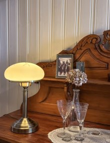 August 38cm Latón antiguo lámpara de mesa De Aneta Lighting - Con una base de metal de color antiguo y una hermosa pantalla de cristal beige jaspeado, August emite una luz agradable y suave, y queda perfecta en un aparador o en una ventana.