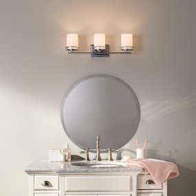 Hendrik 60cm Cromo pulido lámpara de baño De Elstead Lighting - Con su superficie de cromo pulido y sus elegantes pantallas de cristal opalino, deja una impresi&oacute;n elegante y sofisticada.