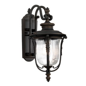 Luverne Bronce lámpara de exterior De Elstead Lighting - El vidrio transparente y acanalado emite una luz agradable y hace que la lámpara sea práctica y decorativa.