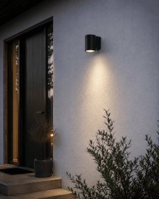 Oden Single Negro lámpara de exterior De Lampan - Lampan lyser fint ner p&aring; v&auml;ggen och skapar en h&auml;rlig atmosf&auml;r.