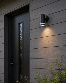 Cylinder Negro lámpara de exterior De Lampan - Lampan lyser fint ner p&aring; v&auml;ggen och skapar en h&auml;rlig atmosf&auml;r.