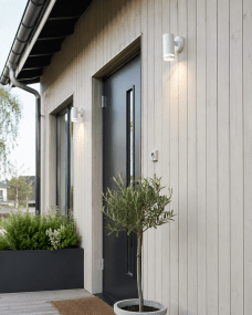 Cylinder Blanco lámpara de exterior De Lampan - Lampan lyser fint ner p&aring; v&auml;ggen och skapar en h&auml;rlig atmosf&auml;r.
