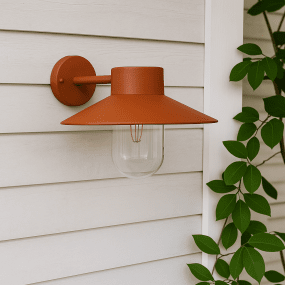Onsala Óxido lámpara de exterior De Nordic Lighting - Onsala es una cl&aacute;sica l&aacute;mpara de pared en color &oacute;xido/naranja, hecha de aluminio y vidrio transparente.