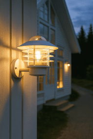 Ystad Blanco lámpara de exterior De Nordic Lighting - El aplique de pared Ystad es una l&aacute;mpara de exterior cl&aacute;sica y elegante, fabricada en acero inoxidable con cristal transparente.