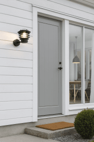 Ystad Negro lámpara de exterior De Nordic Lighting - El aplique de pared Ystad es una l&aacute;mpara de exterior cl&aacute;sica y elegante, fabricada en acero inoxidable con cristal transparente.