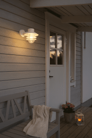 Ystad Blanco lámpara de exterior De Nordic Lighting - El aplique de pared Ystad es una l&aacute;mpara de exterior cl&aacute;sica y elegante, fabricada en acero inoxidable con cristal transparente.