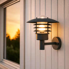 Kalmar Negro lámpara de exterior De Nordic Lighting - El aplique Kalmar es una l&aacute;mpara de exterior cl&aacute;sica y elegante, fabricada en acero inoxidable con cristal transparente.