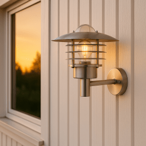 Kalmar acero cepillado lámpara de exterior De Nordic Lighting - Su acabado en acero cepillado le confiere un aspecto elegante, adem&aacute;s de robusta y duradera.