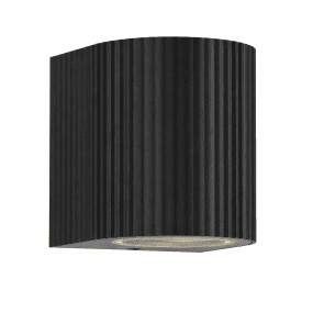 Freja Single Negro lámpara de exterior De Lampan - Fabricada en metal lacado en negro con una textura decorativa acanalada, le confiere a la l&aacute;mpara un aspecto vibrante y exclusivo.