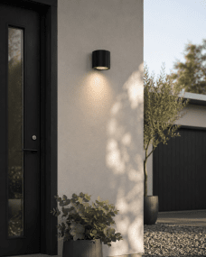 Freja Single Negro lámpara de exterior De Lampan - Fabricada en metal lacado en negro con una textura decorativa acanalada, le confiere a la l&aacute;mpara un aspecto vibrante y exclusivo.