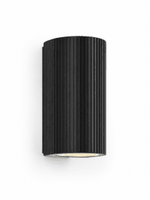 Freja Duo Negro lámpara de exterior De Lampan - Fabricada en metal lacado en negro con una textura decorativa acanalada, la l&aacute;mpara irradia un aspecto vibrante y exclusivo.