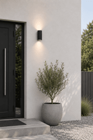 Freja Duo Negro lámpara de exterior De Lampan - Fabricada en metal lacado en negro con una textura decorativa acanalada, la l&aacute;mpara irradia un aspecto vibrante y exclusivo.