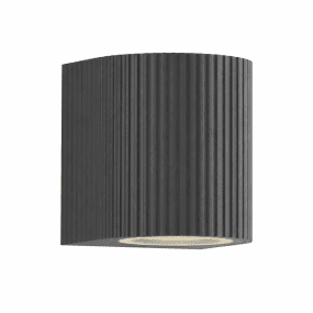 Freja Single Antracita lámpara de exterior De Lampan - Fabricada en metal lacado en antracita con una textura decorativa acanalada, la l&aacute;mpara irradia un aspecto vibrante y exclusivo.